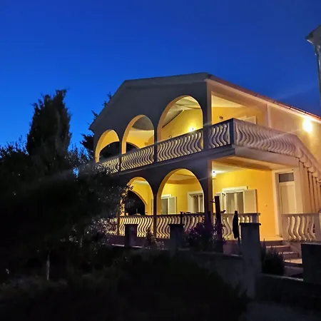 App Maja * Gornji Karin